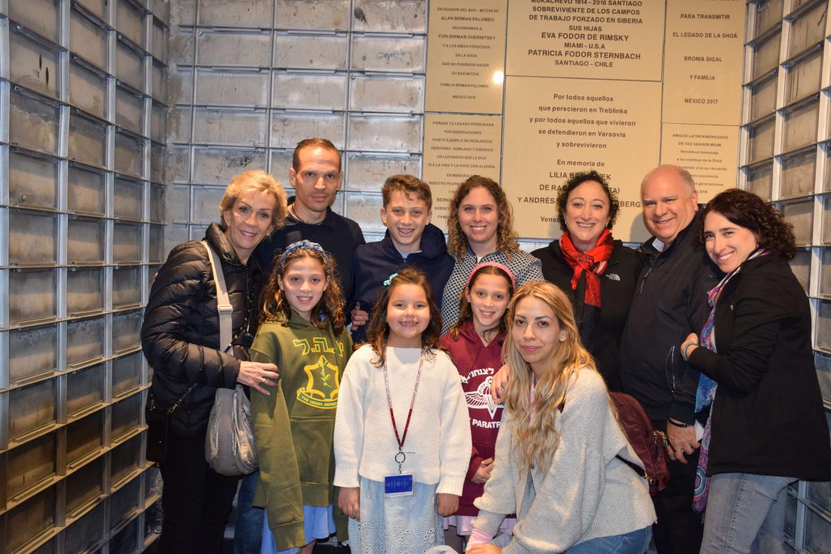 Alan Birman junto a sus padres Emily y Eduardo y sus y hermanas Samantha e Ilana, durante la Develación de una Placa en recuerdo a los millones de niños perecidos en la Shoá, que no pudieron hacer Bar Mitzva, en la Cueva del Recuerdo de Yad Vashem. 